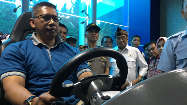 Menhub Budi Karya Sumadi tinjau pembuatan SIM (Foto: Iqbal Tawakal Lazuardi Siregar/kumparan)