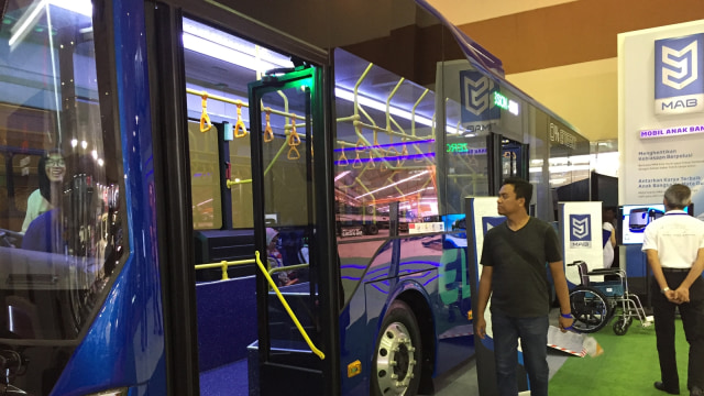 Bus Listrik Bandara Produksi PT Mobil Anak Bangsa (Foto: Abdul Latif/kumparan)