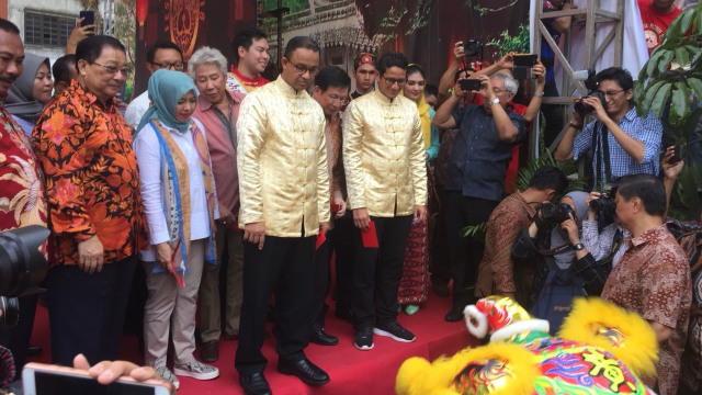 Anies-Sandi di perayaan Cap Go Meh (Foto: Paulina Pherasmaranindar/kumparan)