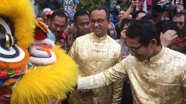 Anies-Sandi di perayaan Cap Go Meh (Foto: Paulina Pherasmaranindar/kumparan)