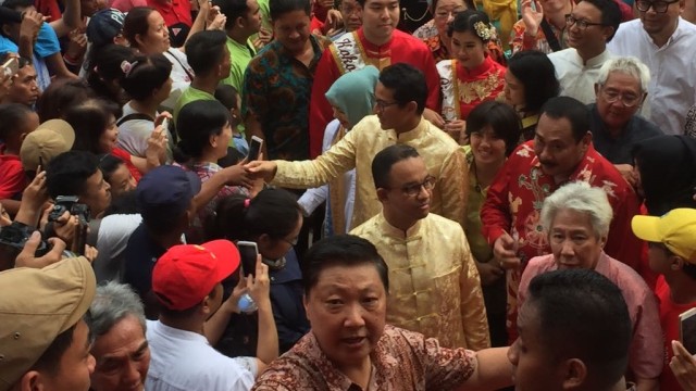 Anies-Sandi di perayaan Cap Go Meh (Foto: Paulina Pherasmaranindar/kumparan)