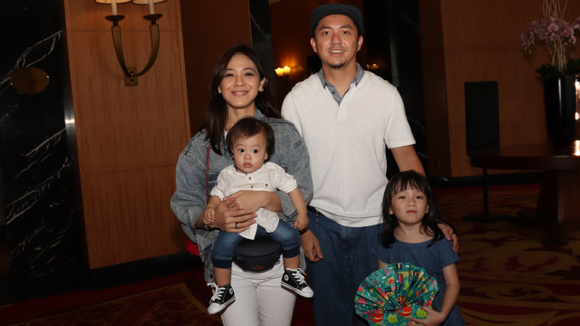 Dian Ayu, Omesh, dan kedua anaknya. (Foto: Munady Widjaja)