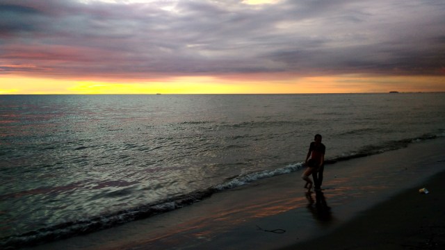 Pesona Matahari Terbenam di Pantai Padang