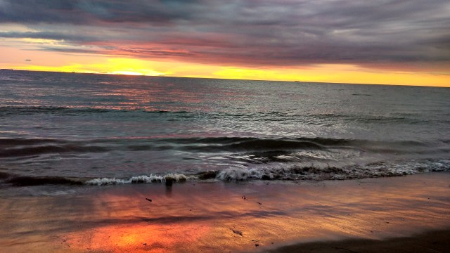 Pesona Matahari Terbenam di Pantai Padang (1)
