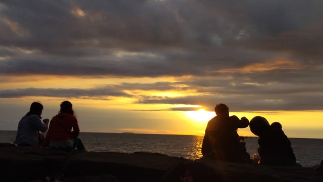 Pesona Matahari Terbenam di Pantai Padang (2)
