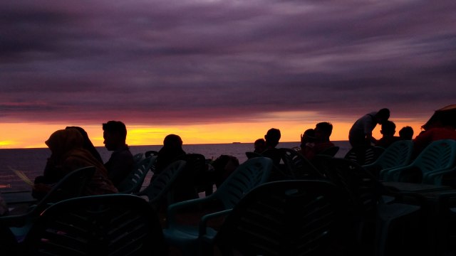 Pesona Matahari Terbenam di Pantai Padang (3)
