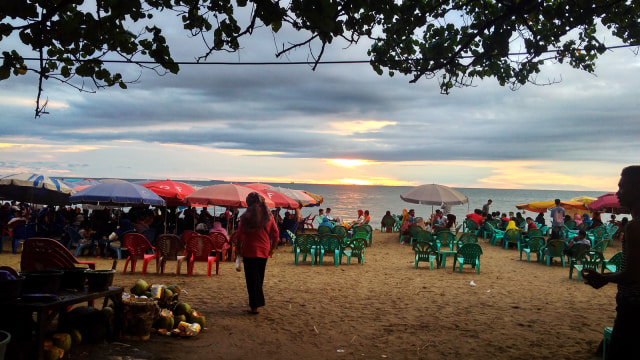 Pesona Matahari Terbenam di Pantai Padang (4)