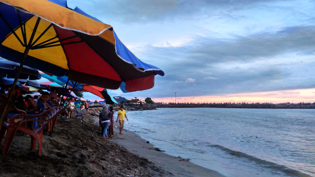 Pesona Matahari Terbenam di Pantai Padang (5)