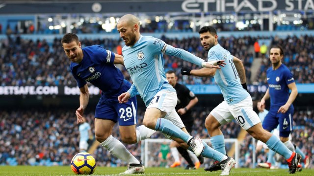 Para pemain City dan Chelsea berebut bola Foto: Reuters / Carl Recine