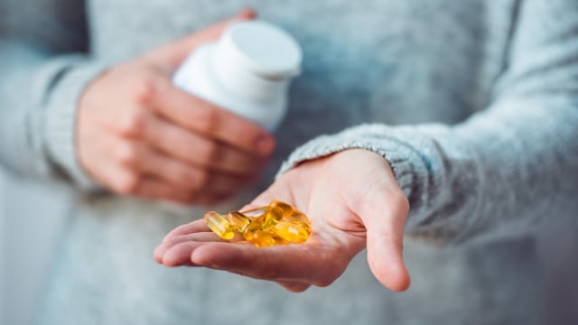 Ibu hamil mengonsumsi minyak ikan (Foto: Thinkstock)