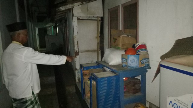 Rumah fasilitas masjid yang ditinggali Uyu Ruhyana (Foto: Adhim Mugni/kumparan)