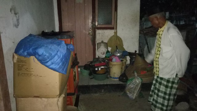Rumah fasilitas masjid yang ditinggali Uyu Ruhyana (Foto: Adhim Mugni/kumparan)