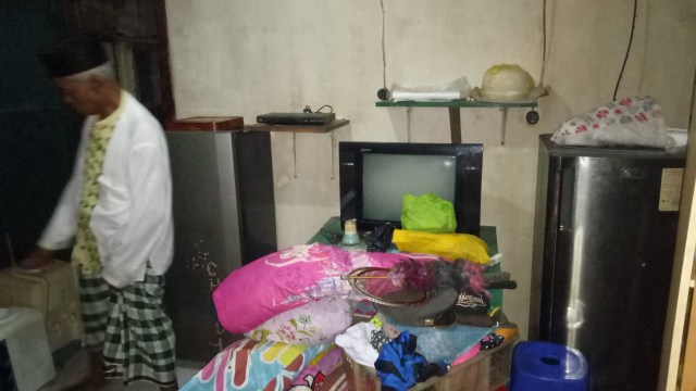 Rumah fasilitas masjid yang ditinggali Uyu Ruhyana (Foto: Adhim Mugni/kumparan)