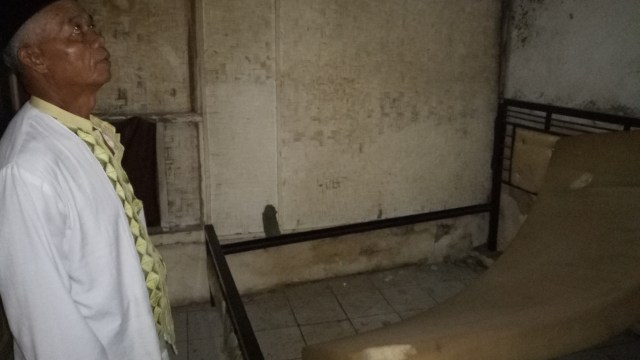 Rumah fasilitas masjid yang ditinggali Uyu Ruhyana (Foto: Adhim Mugni/kumparan)
