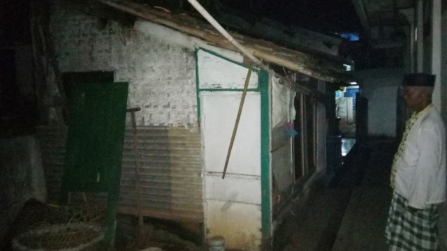 Rumah fasilitas masjid yang ditinggali Uyu Ruhyana (Foto: Adhim Mugni/kumparan)