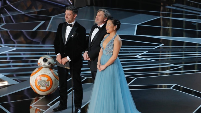 Kelly Marie Tran, Oscar Isaac dan Mark Hamil. (Foto: REUTERS/Lucas Jackson)