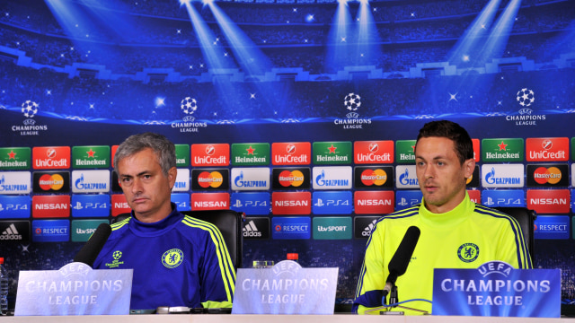 Matic dan Mourinho saat masih di Chelsea. (Foto: GLYN KIRK / AFP)