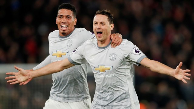 Matic merayakan gol bersama Smalling. (Foto: Reuters/David Klein)