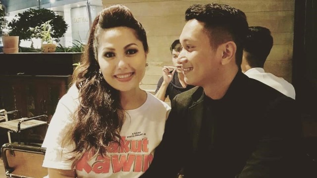 Emma Waroka dan kekasih. (Foto: Instagram/@emmawarokkaofficial)