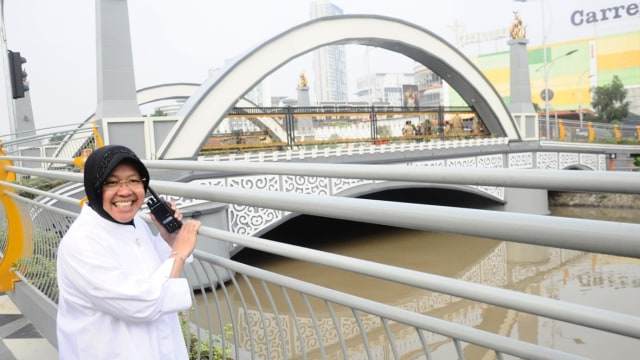 Risma tinjau Jembatan Ujung Galuh. (Foto: Phaksy Sukowati/kumparan)