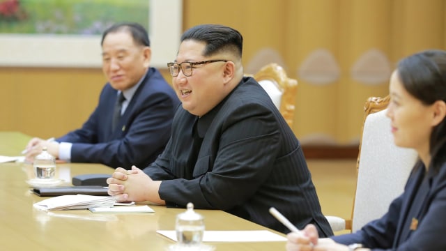 Kim Jong Un bertemu delegasi Korea Selatan. (Foto: The Presidential Blue House/Yonhap via Reuters)