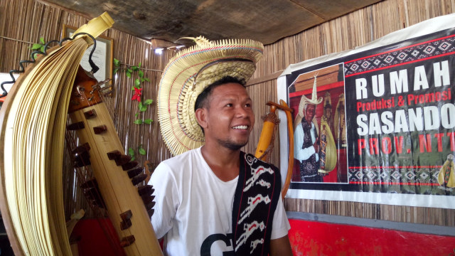 Jeagril Paas, pemain dan pembuat sasando. (Foto: Nadia Riso/kumparan)