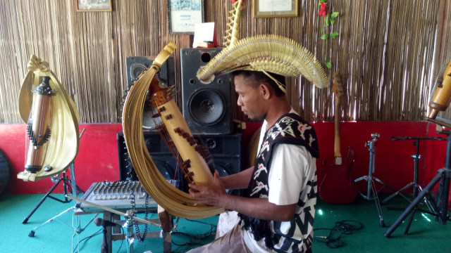 Jeagril Paas, pemain dan pembuat sasando. (Foto: Nadia Riso/kumparan)