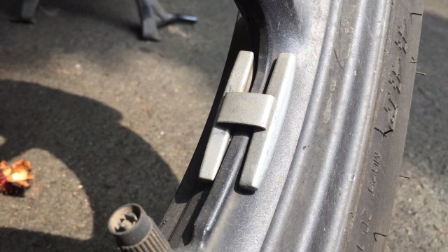 Ban motor yang sudah dibalancing (Foto: Aditya Pratama Niagara/kumparanOTO)