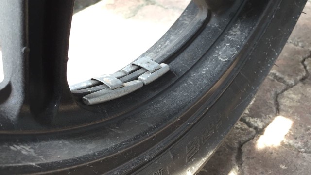 Ban motor yang sudah dibalancing (Foto: Aditya Pratama Niagara/kumparanOTO)