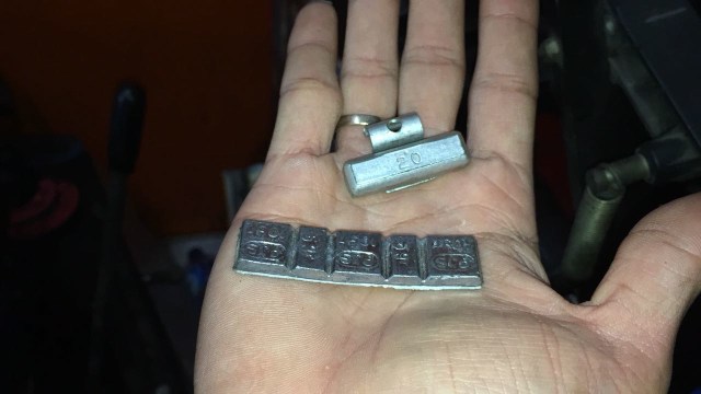 Pemberat untuk balancing velg motor (Foto: Aditya Pratama Niagara/kumparanOTO)