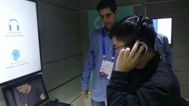 Hearable device Qualcomm di MWC (Foto: Rachmadin Ismail/kumparan)