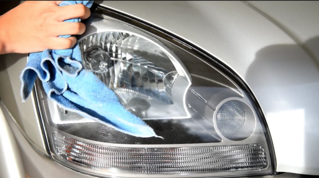 Cara Bersihkan Kaca Head Lamp Mobil yang Menguning