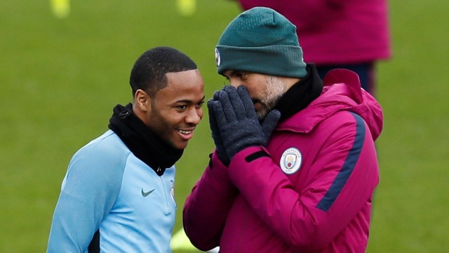 Sterling dan Guardiola di sesi latihan. (Foto: Reuters/Jason Cairnduff)