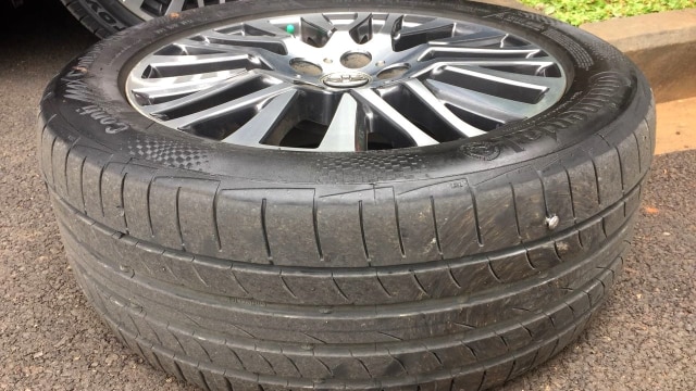 Ban mobil Menteri Yasonna tertusuk paku. (Foto: Yudhistira Amran Saleh/kumparan)