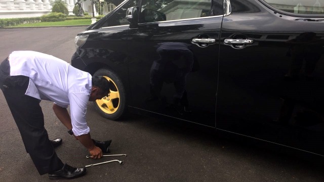 Ban mobil Menteri Yasonna tertusuk paku. (Foto: Yudhistira Amran Saleh/kumparan)