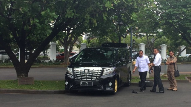Ban mobil Menteri Yasonna tertusuk paku. (Foto: Yudhistira Amran Saleh/kumparan)