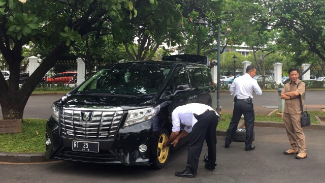 Ban mobil Menteri Yasonna tertusuk paku. (Foto: Yudhistira Amran Saleh/kumparan)