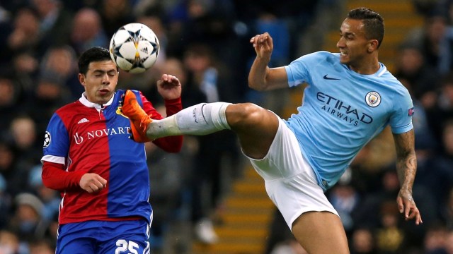Danilo berduel dengan Riveros. (Foto: Reuters/Andrew Yates)
