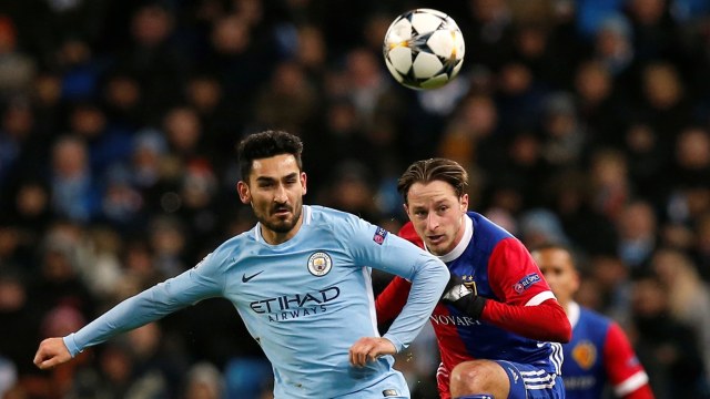 Guendogan dibayangi Luca Zuffi. Foto: Reuters/Andrew Yates