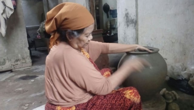 Desa Sitiwinangun Penghasil Gerabah Bernilai Estetika Tinggi