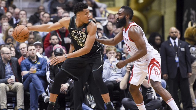 Harden menjaga Antetokounmpo. (Foto: Benny Sieu-USA TODAY Sports via Reuters)