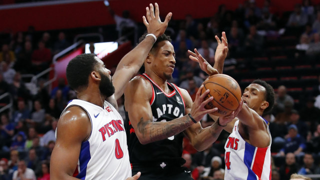 DeRozan dijaga Drummond dan Ish Smith. (Foto: Rick Osentoski-USA TODAY Sports via Reuters)