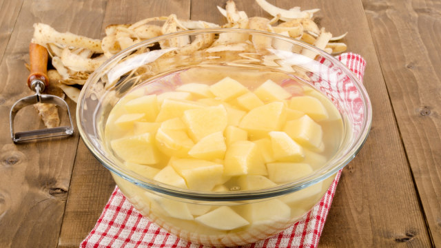 Cara menggoreng kentang ala restoran. (Foto: Thinkstock)