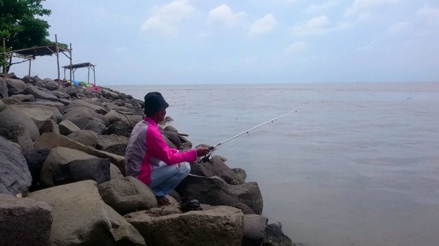 Kenikmatan Memancing di Muara Sungai Sigeleng Brebes