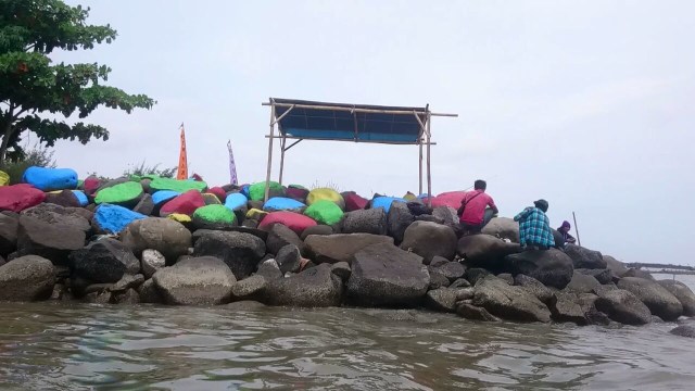 Kenikmatan Memancing di Muara Sungai Sigeleng Brebes (1)