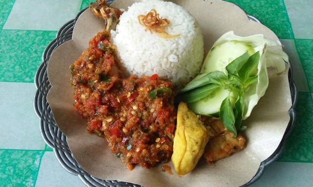 Paon Mesari, Ayam Gepreknya  Pedas dan  Nendang 