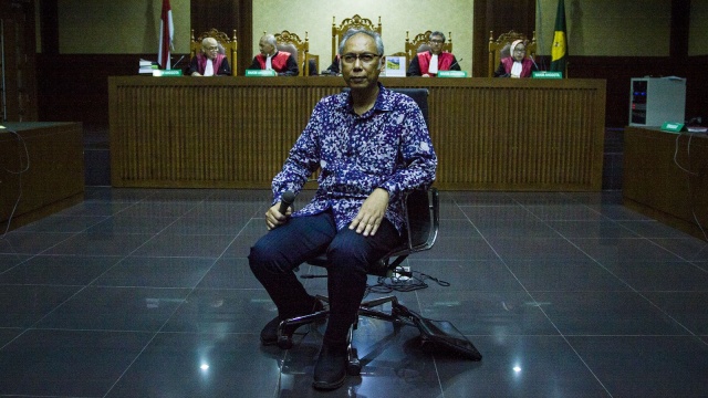 Sidang perdana Bimanesh Sutarjo (Foto: ANTARA FOTO/Galih Pradipta)