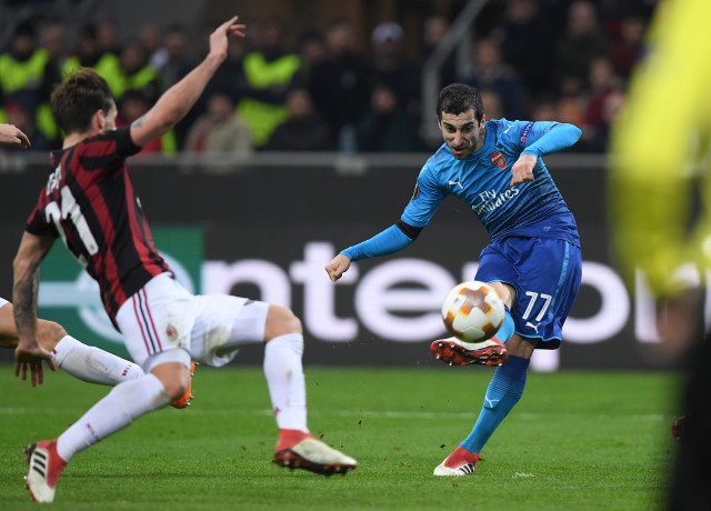 Tendangan Mkhitaryan. (Foto: REUTERS/Alberto Lingria)