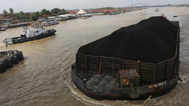 Kapal Tongkang Pengangkut Batu Bara di Sungai Musi (Foto: ANTARA FOTO/Nova Wahyudi)
