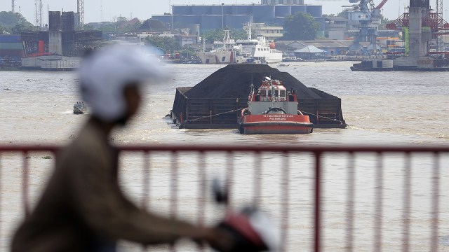 Kapal Tongkang Pengangkut Batu Bara di Sungai Musi (Foto: ANTARA FOTO/Nova Wahyudi)